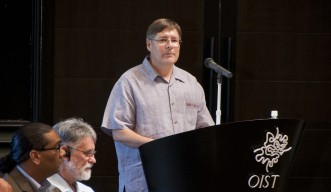 沖縄科学技術大学院大学研究科長ジェフ・ウィッケンス教授、OIST博士課程開設式典にて。2012年9月6日
