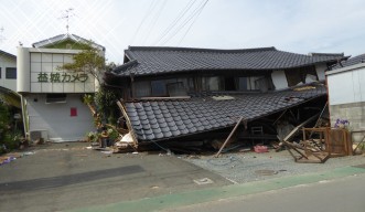 巨大地震がいくつもの建物を崩壊した
