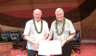 OISTジョナサン・ドーファン学長（左）とハワイ大学のロバート・ブレイ・ブロマン学長代理