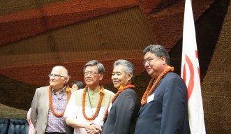 Okinawa Governor Takeshi Onaga (second from left) and Hawaii Governor David Ige (third from left) 