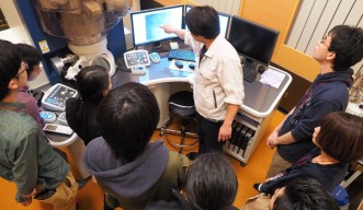 サイエンスチャレンジの学生、OISTの研究室を訪問