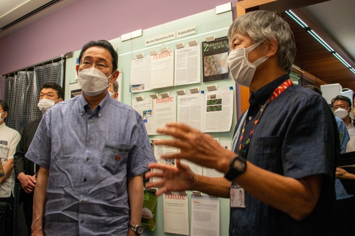 PM Kishida listens to Professor Noriyuki Satoh's presentation at the Marine Genomics Unit