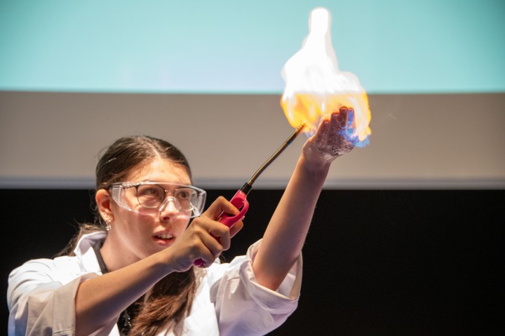 サイエンスフェスティバル2023のサイエンスショー「炎と氷：温度を科学せよ！」で迫力のあるショーを行ったOIST博士課程学生のモニカ・エイガンバーガーさん。 