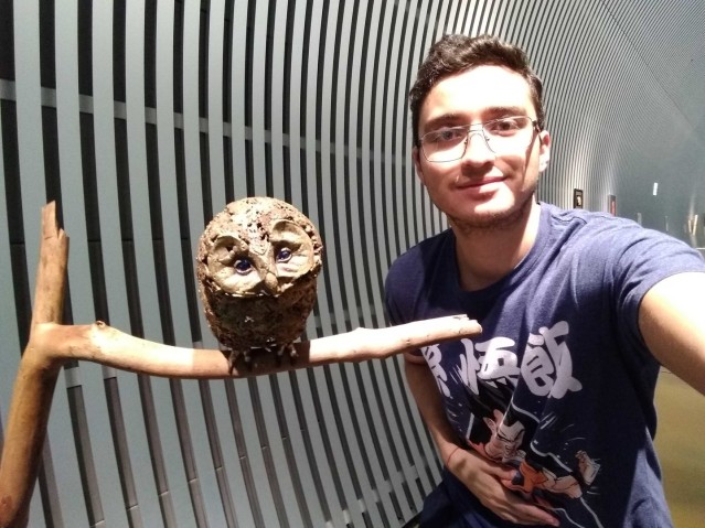 portrait of Raul GONZALEZ CRUZ with a sculpture of an owl