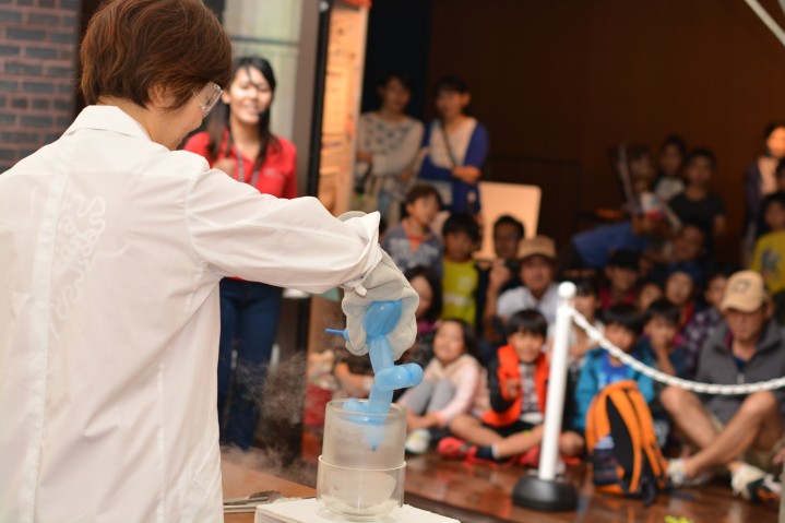 オープンキャンパス・サイエンスフェスティバル２０１６での「液体窒素の実験」を楽しむ聴衆