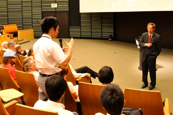 Nobel Laureate Yuan T. Lee Gives a Lecture