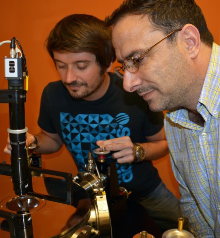 ステファン・シュタインハワー博士（左）と、OISTナノ粒子技術研究ユニットを主宰するムックレス・ソーワン准教授（右）。