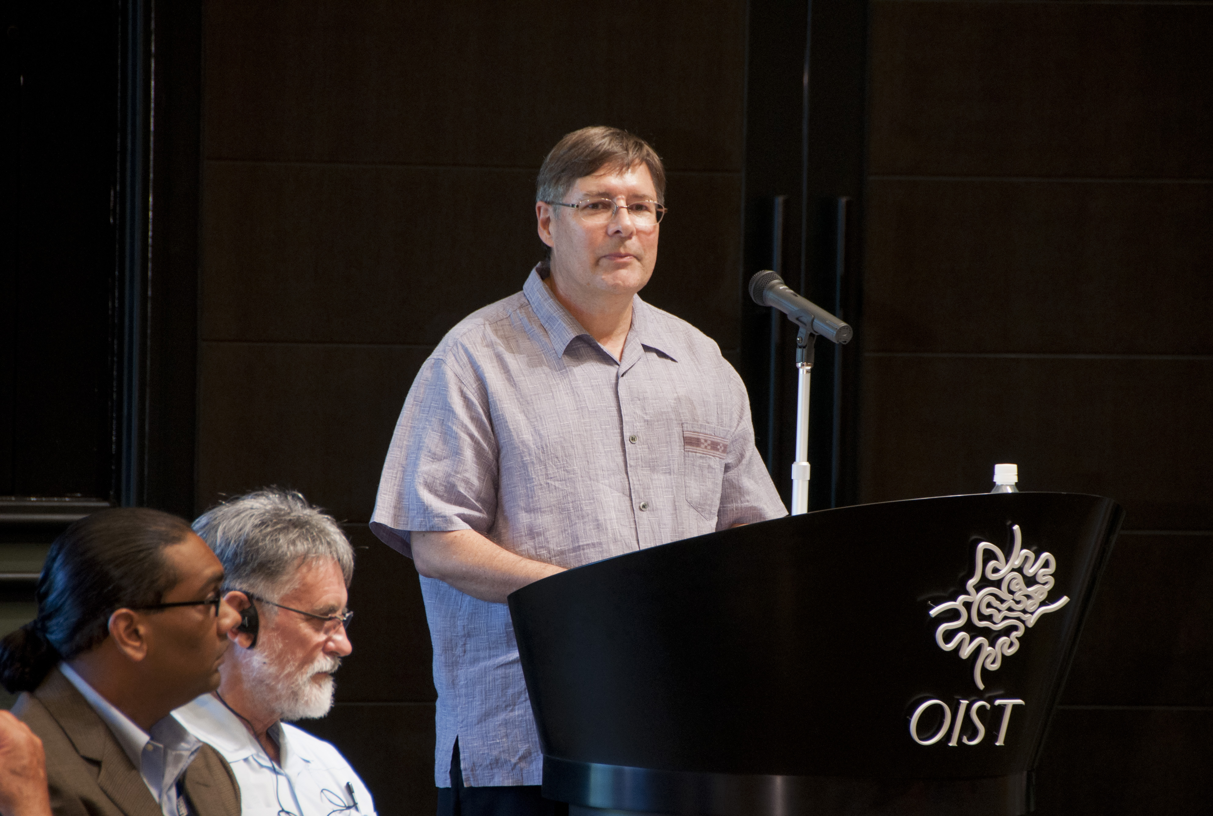 沖縄科学技術大学院大学研究科長ジェフ・ウィッケンス教授、OIST博士課程開設式典にて。2012年9月6日