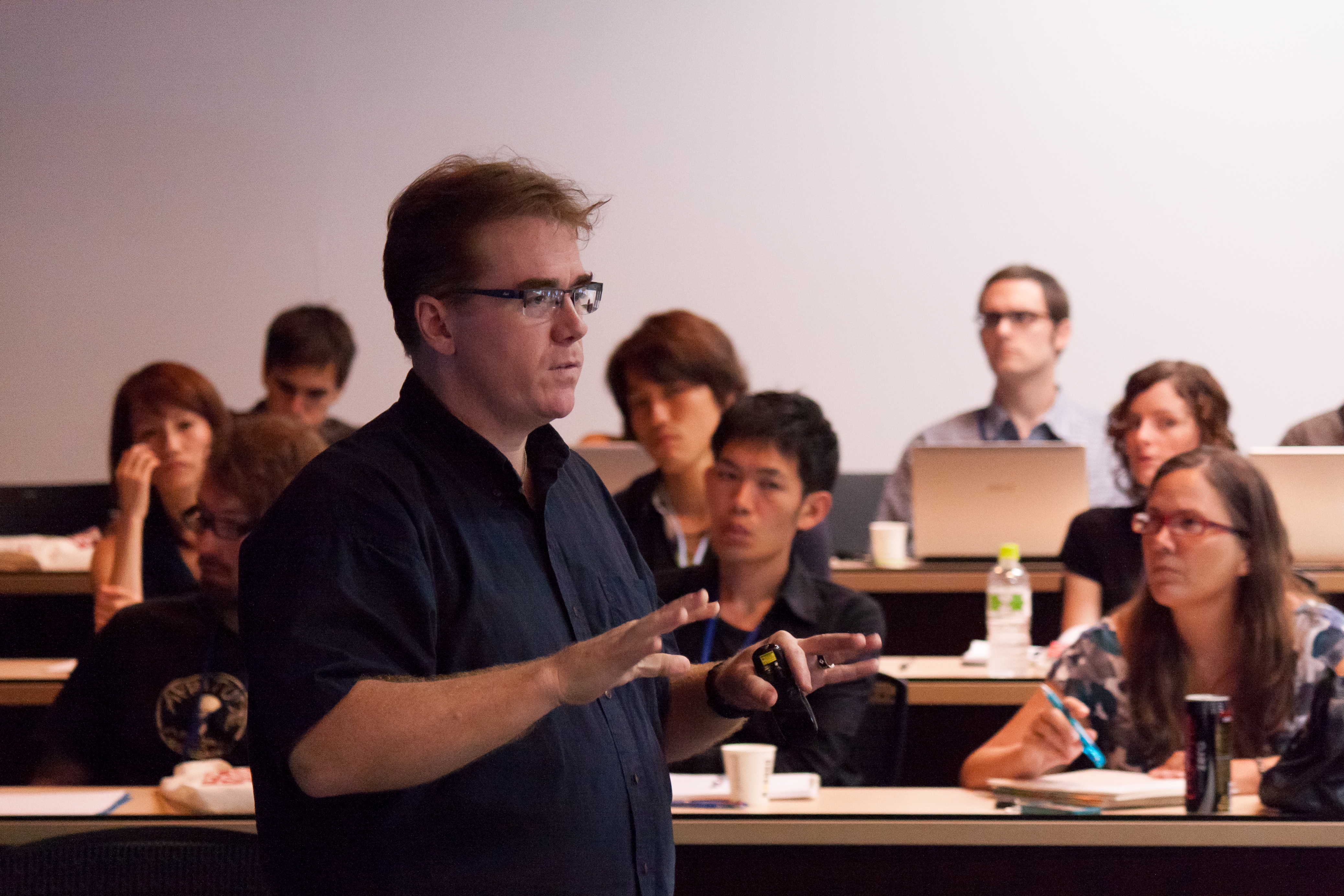 神経細胞生物学について講義するDNC 2012の共催者、デイヴィッド・ヴァン・ヴァクター教授