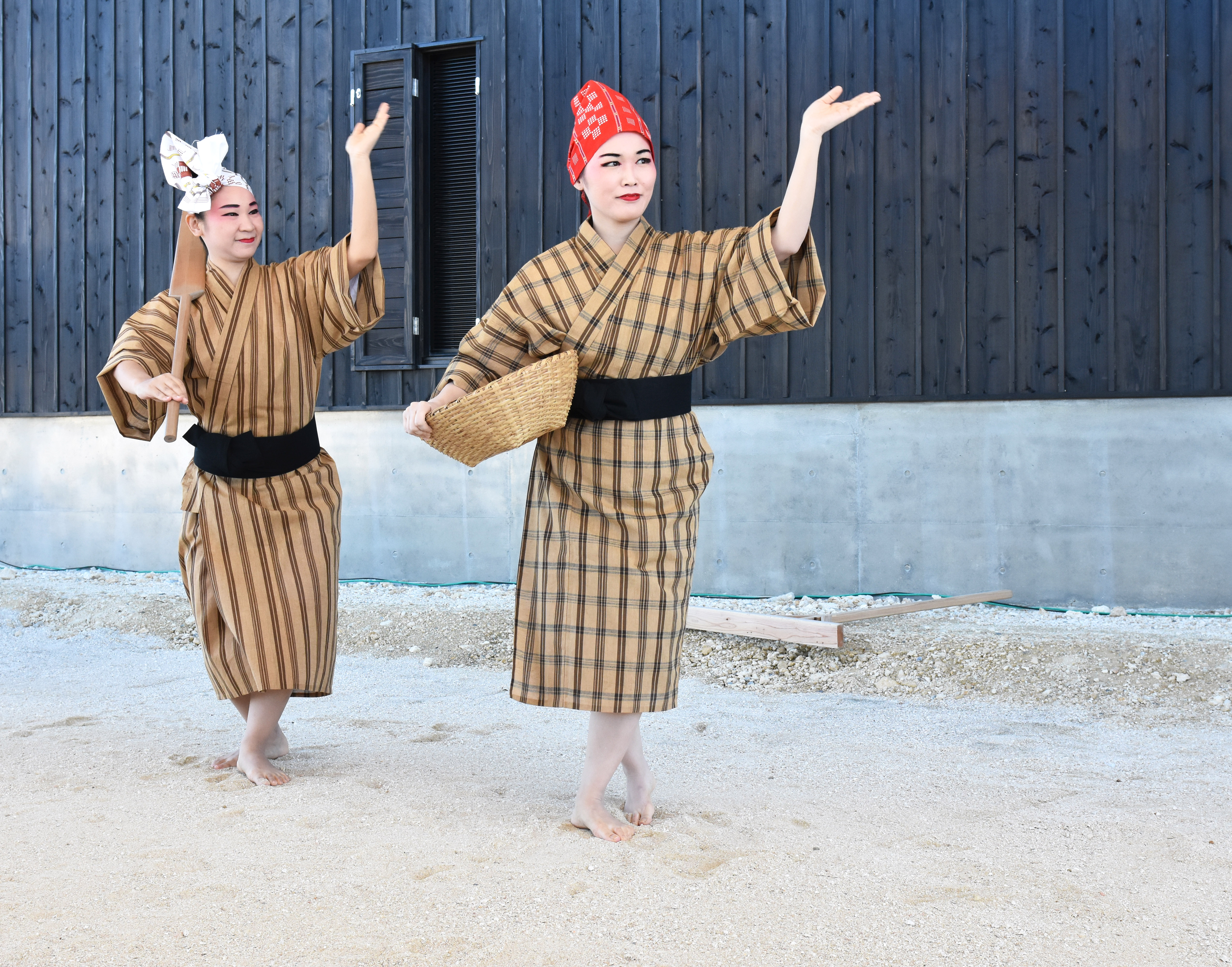 沖縄の伝統舞踊「谷茶前（たんちゃめー）」を踊る OISTスタッフ