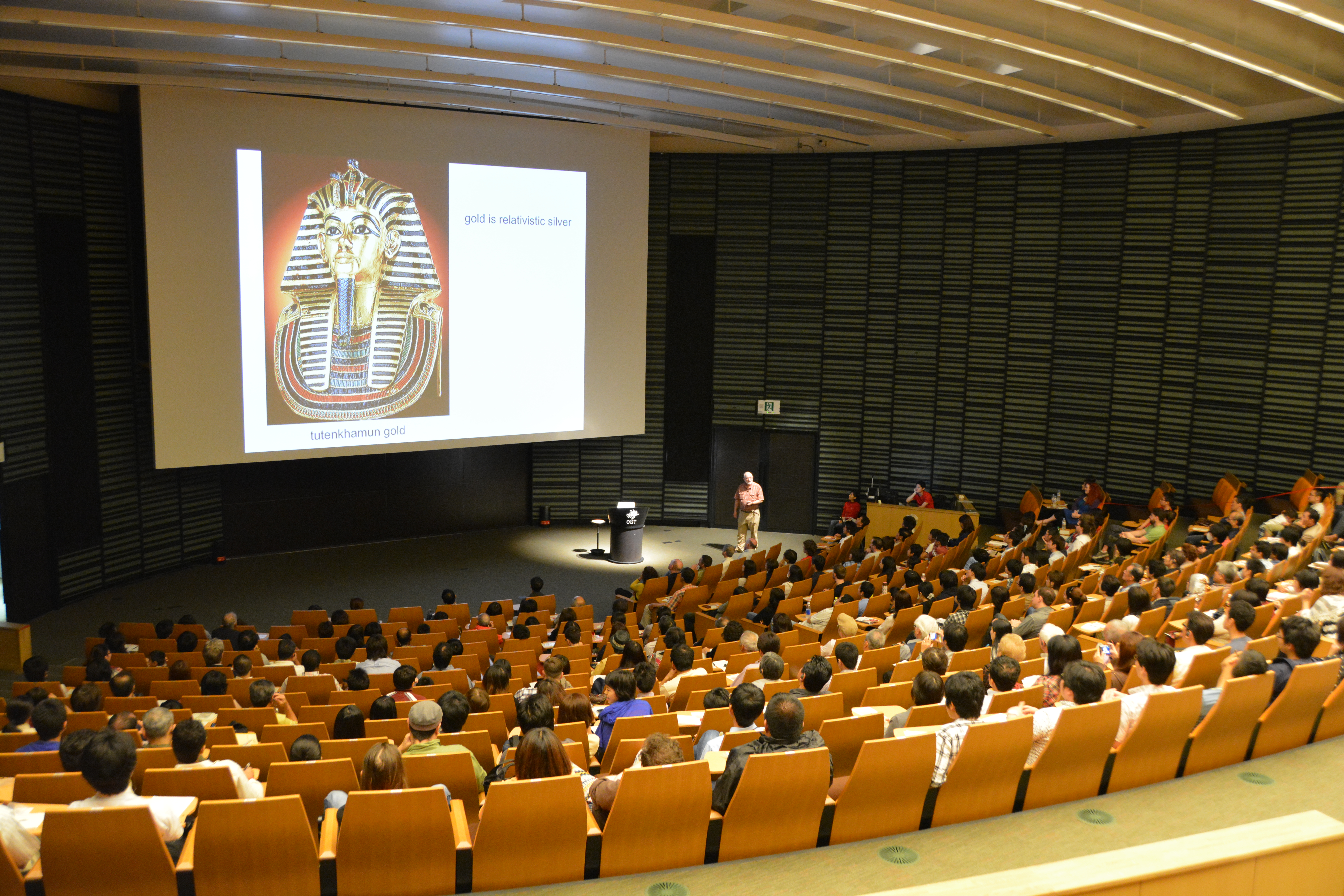 2013年5月25日、OIST講堂にて350名を超える聴衆を前に講演を行うマイケル・ベリー卿。