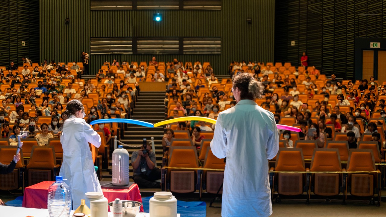 2人の科学者が実験をしているところ