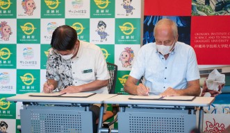 Onna Village Mayor Nagahama (left) and OIST President Gruss (right) sign the agreement