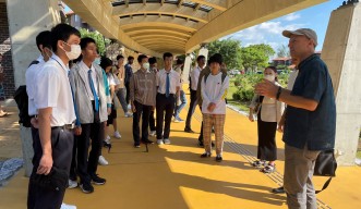 ベアン・クン教授がOISTの説明をしているところ