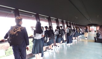 盈進学園の生徒がキャンパスツアーに参加