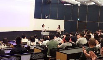 レクチャーをしているリサーチインターン