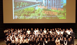 広島高校の学生と講演者の集合写真