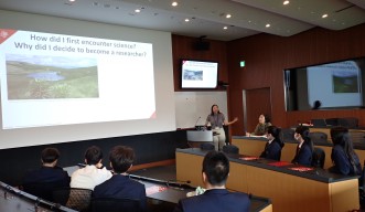 レクチャーをしているOISTインターン生