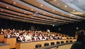 OISTスタッフによる説明