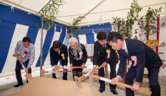 Representatives participated in the digging of the first shovel of soil 