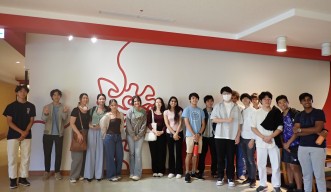 オキナワクリスチャンスクールインターナショナルの生徒がキャンパスツアーに参加