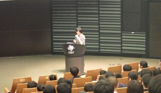 レクチャーをしているOIST博士課程学生