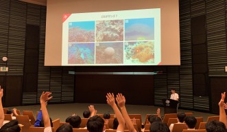 レクチャーをしているOISTリサーチフェロー