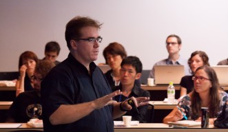 神経細胞生物学について講義するDNC 2012の共催者、デイヴィッド・ヴァン・ヴァクター教授
