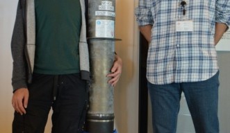 OIST海洋生態物理学ユニットの中島祐一博士（ポストドクトラルスカラー）と御手洗哲司准教授（写真右）。