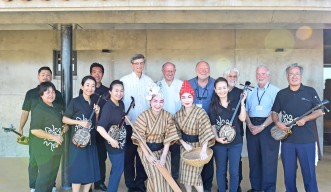沖縄の伝統舞踊「谷茶前（たんちゃめー）」を踊る OISTスタッフとOIST幹部
