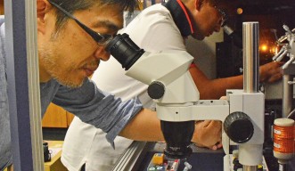 松波秀行博士とヨンホ・ユン博士。細胞膜通過輸送研究ユニットの研究室にて。