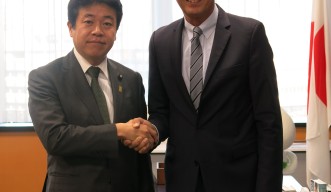 鶴保庸介 沖縄及び北方対策担当大臣（左）とピーター・グルース博士（右）