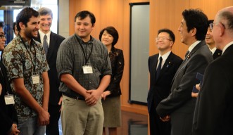 Prime Minister Shinzō Abe talks with OIST graduate students