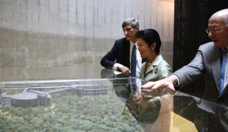 高円宮妃殿下に将来のOIST整備計画について説明をするドーファン学長とバックマンプロボースト