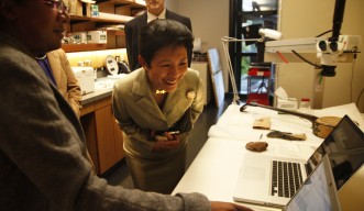 高円宮妃殿下に研究について説明をするアニヤ ・マックデイヴィス女史