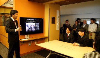 Professor Mitarai Explains His Research on Coral Distribution to Minister Yamamoto