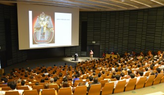 2013年5月25日、OIST講堂にて350名を超える聴衆を前に講演を行うマイケル・ベリー卿。