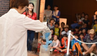 Guests enjoyed the “Experiments with liquid nitrogen” show at the Open Campus Science Festival 2016. 