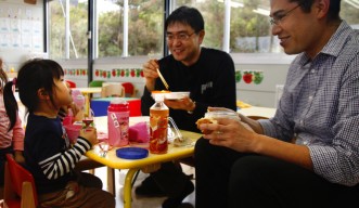 てだこに通う娘さんと昼食をとる佐二木健一研究員（写真中央）