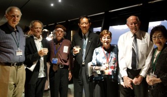 稲嶺盛吉ガラスアート展「海」の開会式にて稲嶺氏とOIST理事会メンバーら