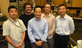 キャプション：今回の研究に携わったエネルギー材料と表面科学ユニットの研究者たち。左から、大野勝也博士、エミリオ・フアレス・ペレス博士、シェンハオ・ワン博士、ジャン・イェン博士、ヤビン・チー准教授