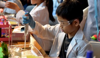 Guests enjoyed the many different events at the Open Campus Science Festival 2016. Here, a boy learns how to use a pipette. 