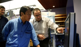 Professor Sowwan explains his research in nanotechnology to Minister Tarutoko