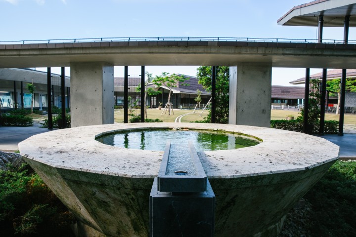 Round monument with water