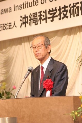 Mr. Koji Omi, making remarks at the ceremony for The Okinawa Institute for Science and Technology Promotion Corporation launch, held on May 13, 2005.
