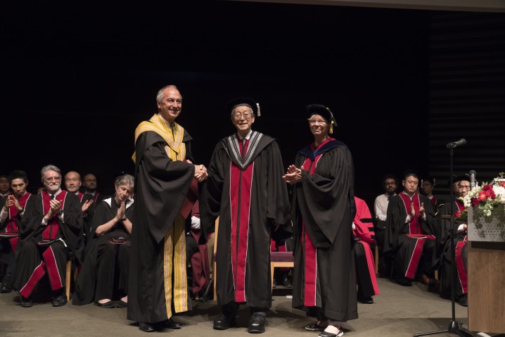 In honor of his efforts and achievements, OIST awarded Mr. Koji Omi its first honorary doctorate degree at the first graduation ceremony in 2018.