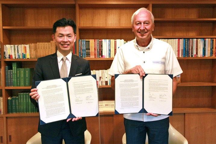 Chairman of International House of Japan, James Kondo (left), and CEO and President of OIST, Dr. Peter Gruss (right)