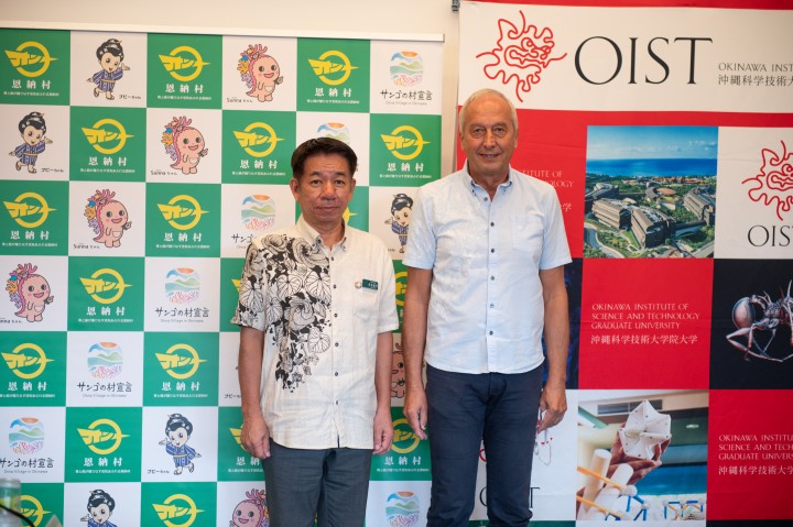 Onna Village Mayor Nagahama (left) and OIST President Gruss (right) From the article ”OIST and Onna Village Sign a Memorandum of Comprehensive Collaborative Agreement”