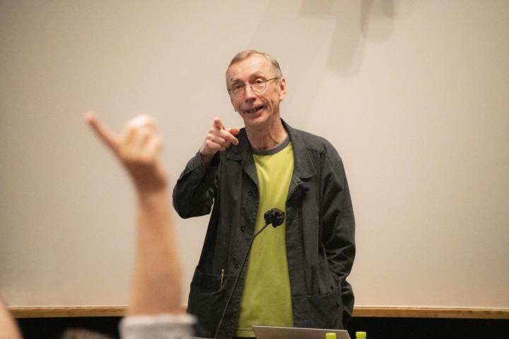 Professor Svante Pääbo answers a question from the audience after giving a OIST Lunchtime Faculty Seminar talk on April 20, 2022. He received the 2022 Nobel Prize in Physiology or Medicine.