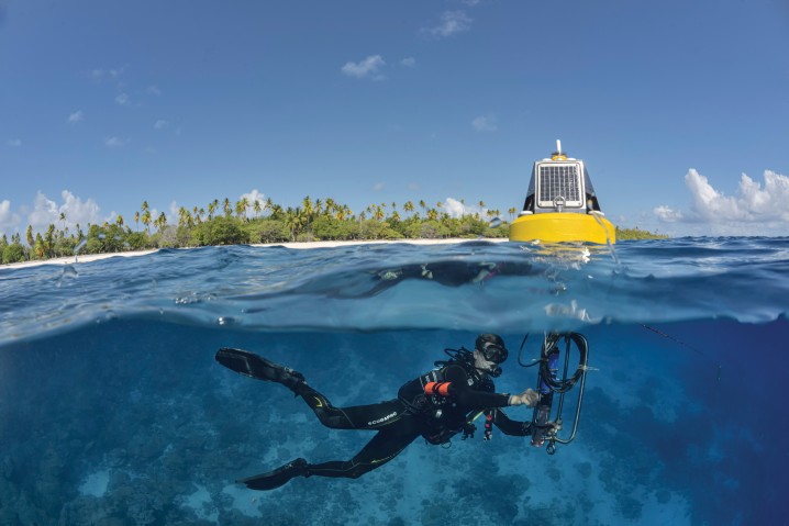 Installing an instrumented buoy in the Taiaro lagoon	